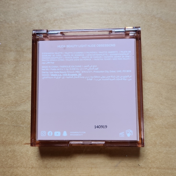 Huda Beauty Nude Light Eyeshadow Palette - Picture 3 of 3